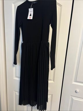 Zesica Black Long-Sleeve Pleated Midi Dress
